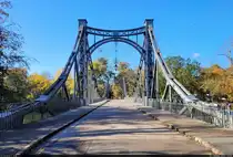 Pei�nitzbr�cke, auch  Br�cke der Freundschaft , in Halle (Saale) an einem klaren Herbsttag.
Sie �berspannt die Saale und verbindet die Pei�nitzinsel mit der Ziegelwiese. 2022 wurde die Br�cke saniert. So leer ist sie selten – hier herrscht reger Rad- und Fu�verkehr. Ein passender Moment f�rs Foto wurde abgewartet.

🕓 23.10.2024 | 12:28 Uhr