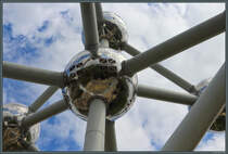 In den Edelstahl-Kugeln des Atomiums spiegelt sich der Himmel ber Brssel. (05.05.2025)