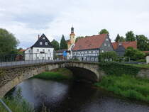 Groschnau, Brcke ber den Fluss Mandau und Huser an der Theodor Haebler Strae (05.06.2025)