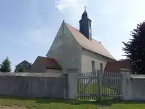 Kleinr�hrsdorf, evangelische Kirche, rechteckige Saalkirche mit Satteldach, erbaut 1495 (05.06.2025)