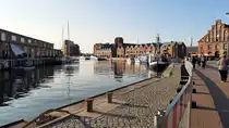 Im Hafen von Wismar am 20.06.25.
Einer der beliebtesten touristischen Anziehungspunkte in Wismar ist der Alte Hafen. Wismar entwickelte sich durch die gesch�tzte Lage an der Wismarer Bucht bereits fr�h zu einem wichtigen Handelsplatz und zu einer der bedeutendsten St�dte Europas zur Hansezeit. (Text: Travanto)