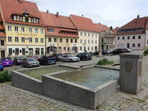 Stolpen, Brunnen und Huser am Marktplatz (05.06.2025)