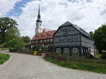 Cunewalde, Huser und evangelische Kirche am Kirchweg (06.06.2025)