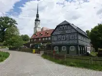 Cunewalde, H�user und evangelische Kirche am Kirchweg (06.06.2025)