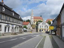 Schirgiswalde, Huser und Maria Himmelfahrt Kirche in der Rathausstrae (06.06.2025)