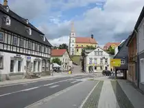 Schirgiswalde, H�user und Maria Himmelfahrt Kirche in der Rathausstra�e (06.06.2025)