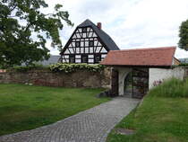 Gronaundorf, ehemalige Schule und Tor zum Kirchplatz, erbaut 1819 (07.06.2025)