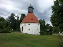 Guteborn, Schlosskapelle,  eingeschossiger verputzter Feldsteinbau, erbaut im 16. Jahrhundert (07.06.2025) 