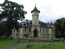 Hohenbocka, groe Schloss, erbaut von 1897 bis 1898 durch Adelsfamilie von Gtz (07.06.2025)