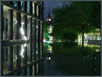 Der Uhrenturm des Bahnhof St. Pancras spiegelt sich in einem Wasserbecken des Pancras Square in London. (05.05.2025)