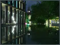 Der Uhrenturm des Bahnhof St. Pancras spiegelt sich in einem Wasserbecken des Pancras Square in London. (05.05.2025)