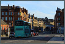 Straenszene mit typischem Doppeldeckerbus am Saltmarket in Glasgow. Die vikorianischen Huser werden von der Morgensonne angestrahlt. (06.05.2025)