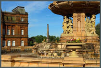 Die Doulton Fountain wurde 1888 errichtet und steht unmittelbar vor dem wenige Jahre spter erbauten People's Palace in Glasgow. Im Hintergrund ist das Nelson's Monument zu sehen. (06.05.2025)