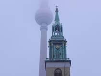 Der Turm der St. Marien-Kirche in Berlin am 29.12.2010.
Im Hintergrund der Berliner Fernsehturm.