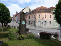 Knigsbrck, Denkmal und Huser in der Schlostrae (07.06.2025)