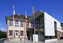 Thann, das Rathaus der ca. 8000 Einwohner zhlenden Stadt im Elsa, am Rand der Sdvogesen, Mai 2025