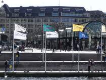 An der Kleinen Alster in Hamburg am 01.05.2011. Im Hintergrund der Rathausmarkt.