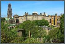 Gegenber der Necropolis liegt das Glasgow Royal Infirmary, ein 1914 erffnetes Krankenhaus mit ca. 1000 Betten. Links daneben befindet sich Kathedrale St Mungo’s. (Glasgow, 06.05.2025)