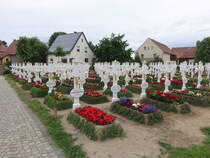 Ralbitz, denkmalgeschtzter Friedhof mit ber 300 weien Holzkreuzen (07.06.2025)