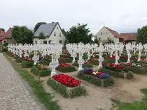 Ralbitz, denkmalgesch�tzter Friedhof mit �ber 300 wei�en Holzkreuzen (07.06.2025)