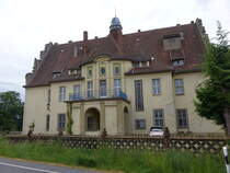 Weiiger Schloss, erstmals erwhnt 1466, Neubau von 1907 bis 1908 durch das Architekturbro Lossow & Khne (07.06.2025)