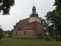 Bronkow, evangelische Dorfkirche, frhgotischer Saalbau aus Back- und Feldsteinen, erbaut im 14. Jahrhundert (08.06.2025)