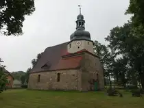 Bronkow, evangelische Dorfkirche, fr�hgotischer Saalbau aus Back- und Feldsteinen, erbaut im 14. Jahrhundert (08.06.2025)