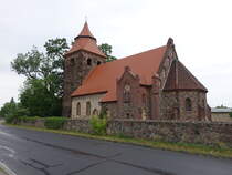 Buckow, evangelische Kirche, erbaut im 14. Jahrhundert, Westturm erbaut 1671 (08.06.2025)