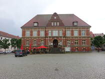 Calau, Neorenaissance Rathaus am Platz des Friedens, erbaut von 1869 bis 1870, Wiederaufbau von 1946 bis 1948 (08.06.2025)