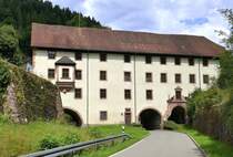 Wittichen bei Schenkenzell im mittleren Schwarzwald,  das 1324 gegrndete Klarissenkloster riegelt mit seinem Langen Bau oder btissinnenbau das schmale Tal praktisch ab und es gibt nur die Durchgnge fr den Talbach und die Strae, das Kloster wurde 1803 aufgelst und ein Teil der Klostergebaude wurden abgerissen, der Lange Bau wird heute als Gemeindezentrum genutzt, Juli 2025
