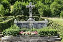 Wittichen, Denkmal fr die Gefallenen der Weltkriege, neben der ehemaligen Klosterkirche, Juli 2025