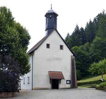 Wittichen, die ehemalige Klosterkirche von 1681 mit dem Eingangsbereich, Juli 2025