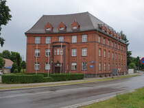 Calau, Verwaltungsgebude in der Karl Marx Strae, erbaut von 1924 bis 1926 (08.06.2025)