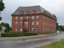 Calau, Verwaltungsgeb�ude in der Karl Marx Stra�e, erbaut von 1924 bis 1926 (08.06.2025)