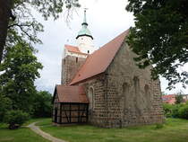 Dollenchen, evangelische Kirche, frhgotische Saalkirche aus Feldsteinen, erbaut im 13. Jahrhundert (08.06.2025)