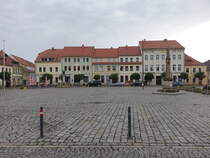 Hoyerswerda, Huser und Sorbenbrunnen am Marktplatz (08.06.2025)