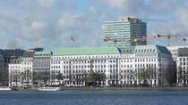 Das Fairmont Hotel Vier Jahreszeiten ist ein Luxushotel am Neuen Jungfernstieg in Hamburg. Das Hotel zhlt als Grand Hotel zu den besten Hotels der Welt und wurde mehrfach national und international ausgezeichnet. Text Wikipedia. Am 24.10.24.