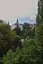  Wandern im Pfaffenthal mit Blick auf die Oberstadt der Stadt Luxemburg. 07.2025