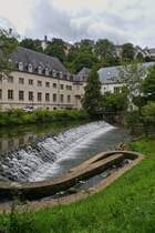 Blick vom Alzette Wasserfall im Pfaffenthal auf die Oberstadt der Stadt Luxemburg. 07.2025