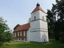 Klein D�bbern, evangelische Kirche, Backsteinkirche im sp�tromanischen Stil, erbaut im 13. Jahrhundert, 1680 um zwei Fensterachsen verl�ngert, Westturm erbaut von 1794 bis 1795 (08.06.2025)
