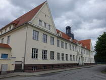 Laubusch-Kolonie, Schulgebude am Markt, erbaut ab 1920 durch den Architekten Ewald Kleffel (08.06.2025)