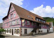 Schenkenzell, der Gasthof Sonne, gegenber vom Rathaus, Juli 2025