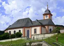 Schenkenzell, die katholische Pfarrkirche St.Ulrich, erbaut 1774-80, Juli 2025