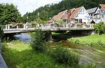 Schiltach im mittleren Schwarzwald, die Hberlesbrcke berquert die Kinzig im Stadtgebiet, Juli 2025