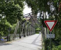Schiltach, die Bahnhofstrae berquert auf dieser Stahl-Fachwerkbrcke die Kinzig, Juli 2025