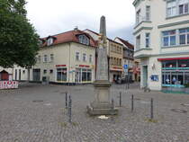 Senftenberg, Postmeilensule auf dem Marktplatz (08.06.2025)