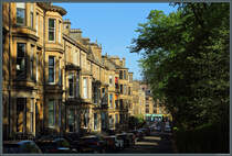 Victorianische Mehrfamilienhuser aus rotem Sandstein an den Athole Gardens in Glasgow. (07.05.2025)