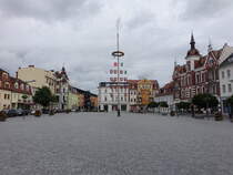 Finsterwalde, Maibaum und Huser am Marktplatz (09.06.2025)