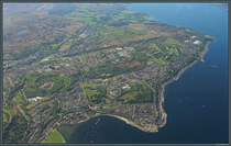 Die 10.000-Einwohner-Stadt Gourock liegt am Ufer des Firth of Clyde westlich von Glasgow. Unten mittig sind der Bahnhof und das Fhrterminal zu sehen, etwas oberhalb der Tower Hill. Weiter landeinwrts sticht in der linken Bildhlfte vor allem das dunkle Gebude des Inverclyde Royal Hospital heraus. (08.05.2025)