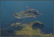 Die kleine Insel Easdale war bis 1950 ein Zentrum des Schieferabbaus. Die Steinbrche sind inzwischen mit Wasser vollgelaufen. Auf der Festlandseite liegt das Dorf Ellenabeich. (08.05.2025)